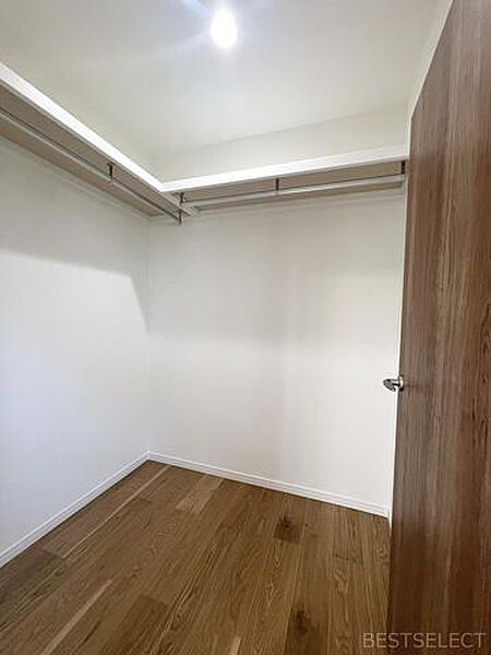 収納力が嬉しいウォークインクローゼット。分かりやすく使いたいアイテムがパッと手に取れるのも便利ですね：洋室約6.0帖