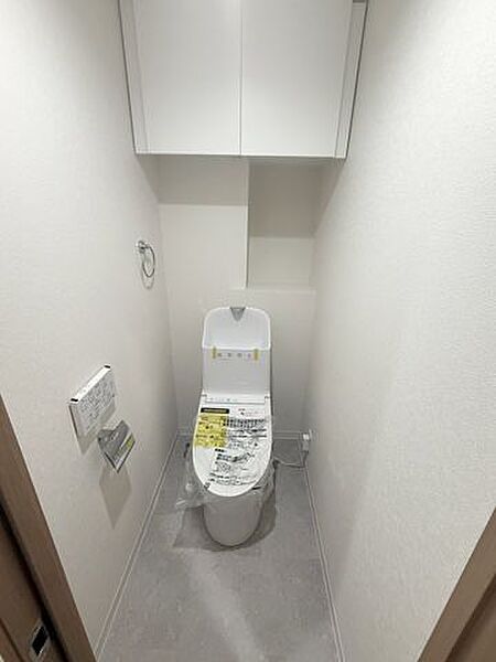 快適な温水洗浄機能付。トイレ周りで利用する小物の収納に嬉しい収納棚付。