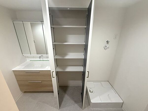 洗面室にはタオルやパジャマ，洗剤などがしまえる便利なランドリー収納付。