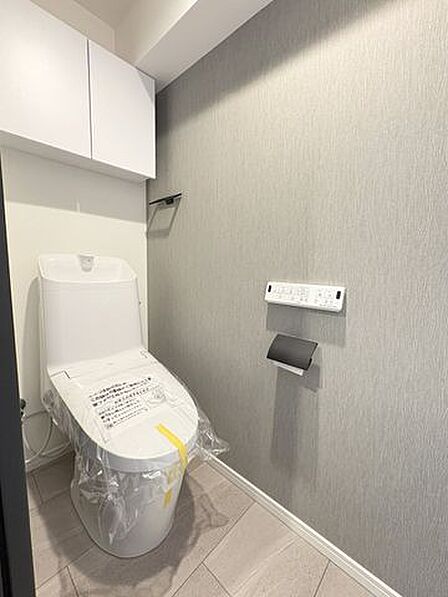快適な温水洗浄機能付。トイレ周りで利用する小物の収納に嬉しい収納棚付。