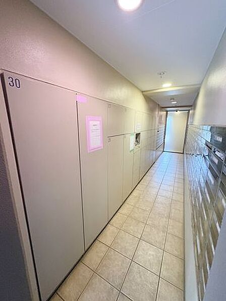 不在時や急な用事の際にも荷物の受取ができる宅配ボックス。