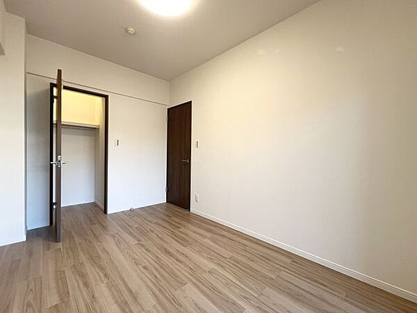 お手入れがしやすく清潔な状態を維持しやすい全居室フローリング仕様：洋室約5.7帖