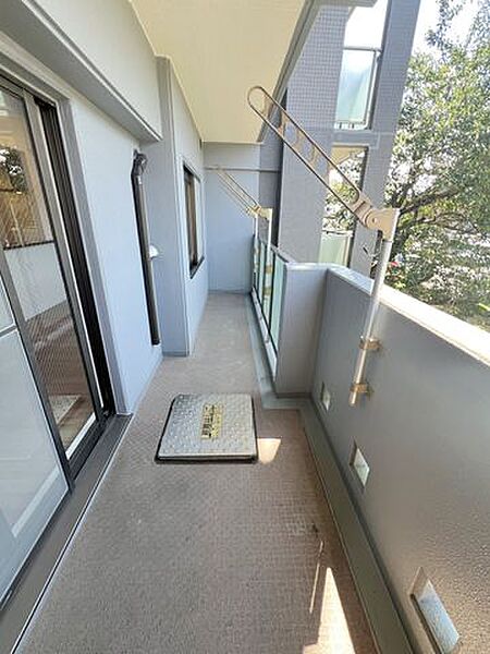 南西向きの為，陽の当たる時間が長く暖か住空間。