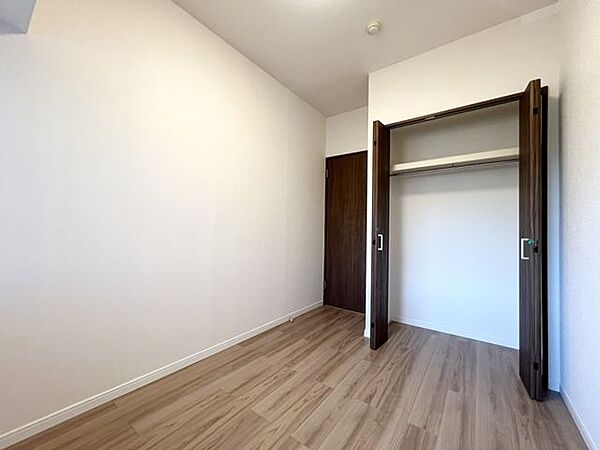 小さめの部屋だからこそ，落ち着いた集中環境をつくりやすく，学習や在宅ワークにもぴったり：洋室約4.1帖