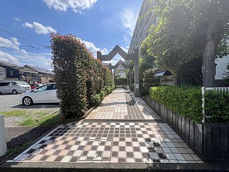エントランスを出てすぐに道路がないので，小さなお子様のいるご家庭ではより安心につながる暮らしができますね。