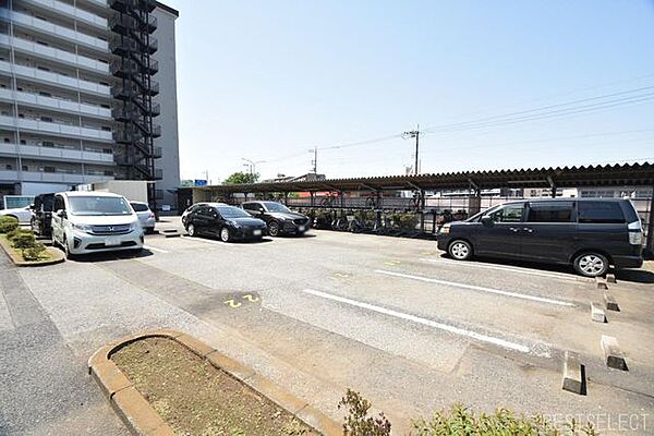お車の出入りがしやすい平面駐車場。