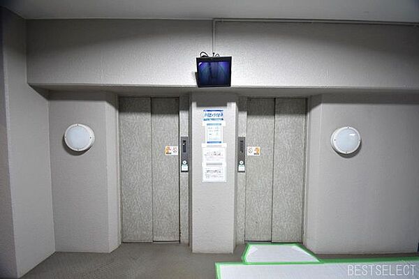 2基あり，混みあう時間帯の緩和にもなりますね。中の様子を見られるモニターがあるのもありがたいです。