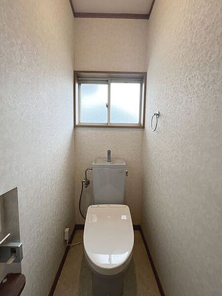 空気の入れ替えにも便利な小窓付。明るく気持ちの良いトイレです。