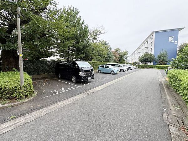お車の出入りがしやすい平面駐車場。