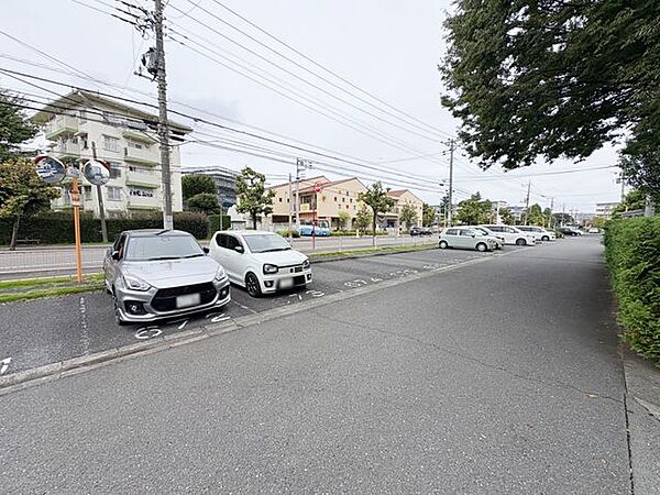 お車の出入りがしやすい平面駐車場。