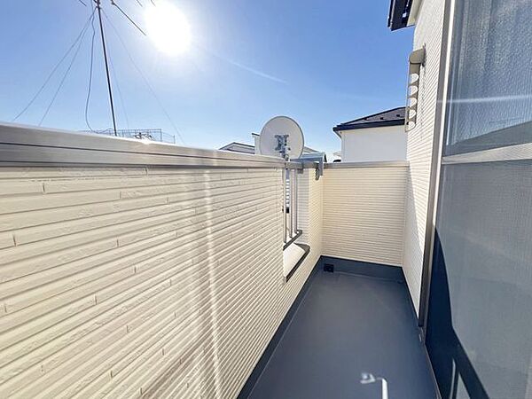 陽当りの良いバルコニーは太陽の光が降り注いで洗濯物もよく乾きそうですね！