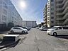 駐車場：お車の出入りがしやすい平面駐車場。