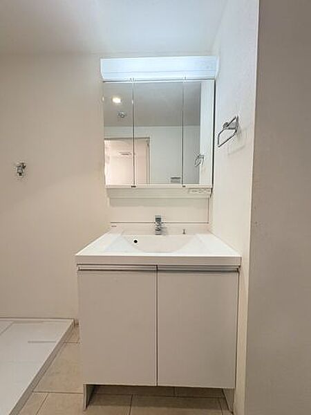 細かなものが多くて雑になりがちなサニタリー。そんな悩みを解決してくれる収納スペースが設けられた洗面化粧台。