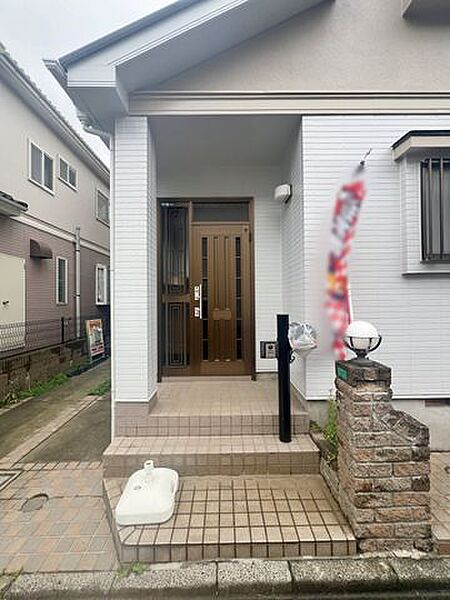 雨の日でも屋根のある玄関ポーチがそっと守ってくれる，帰る瞬間がふんわり心地よくなりそうですね。