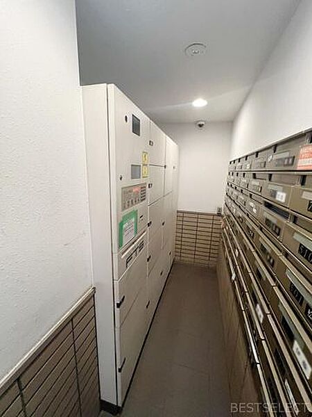 不在時や急な用事の際にも荷物の受取ができる宅配ボックス。
