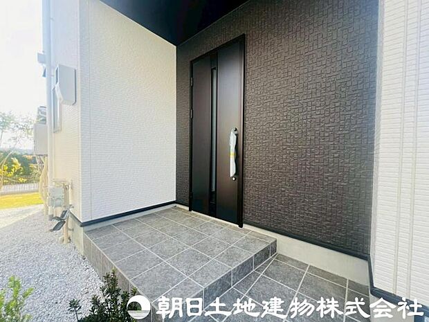 お客様をお迎えする玄関は落ち着いた雰囲気です。