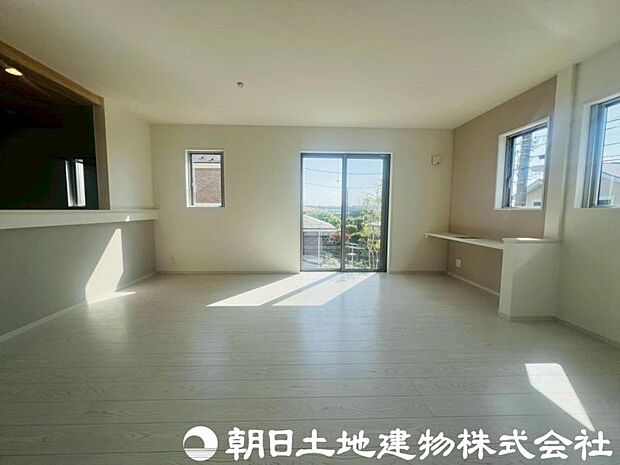 フローリングとクロスの色合いが明るい空間を演出しています。