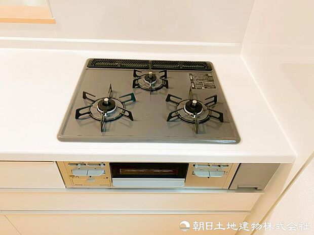 【コンロ】同時にたくさんの料理が調理できます。焼く・蒸す・煮るの工程を同時進行で進めることができるので、凝った料理もまとめて作ることができます。時短にもつながりますね。