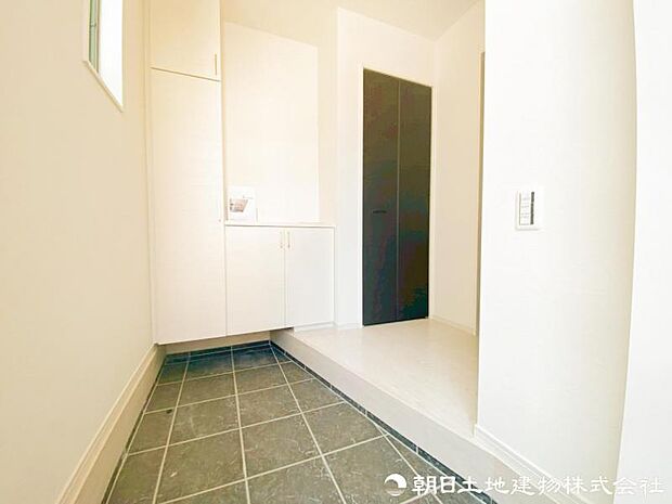 【玄関】家の顔となる玄関。 収納部分を多く採用し、スッキリとした広さを確保出来ました。ゲストを迎え入れても安心の空間です。