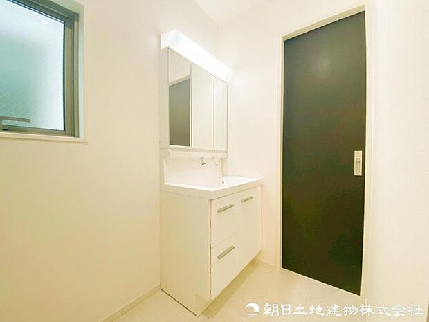 【洗面化粧台】目線に合わせた三面鏡付洗面化粧台を採用しました。三面鏡の裏側には収納棚を確保。