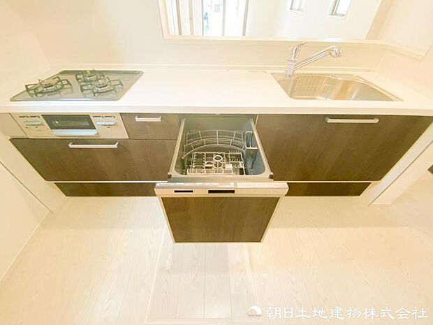 【食洗機】お食事後の面倒な片付けも食洗器でスムーズに片づけることが出来て家族の時間も確保出来ます。