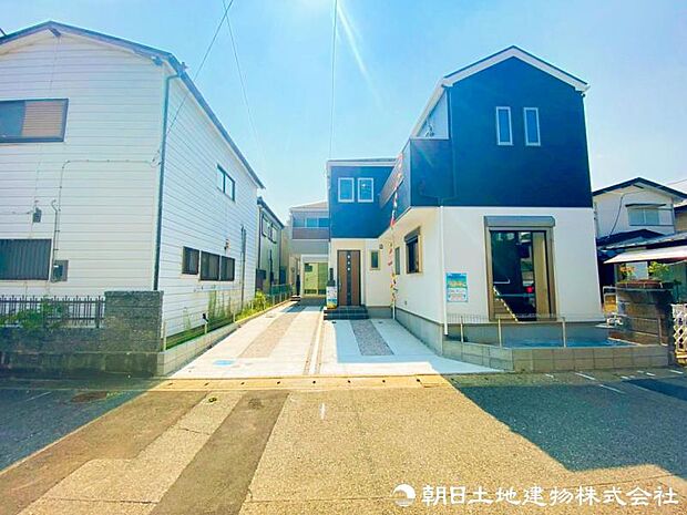 【外観写真】彩られた街区に現出する建物は、ここに住まう方々へ余すこと無く太陽の恵みを届けられるように計画・設計されております。