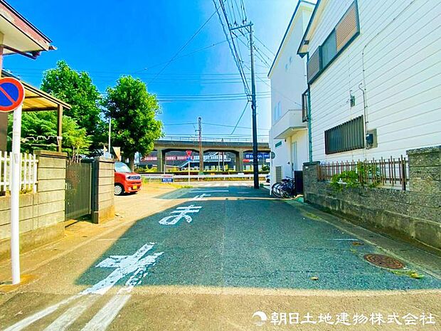 【前面道路】前面道路はゆとりがある為、お車の運転が苦手な方も安心ですね。