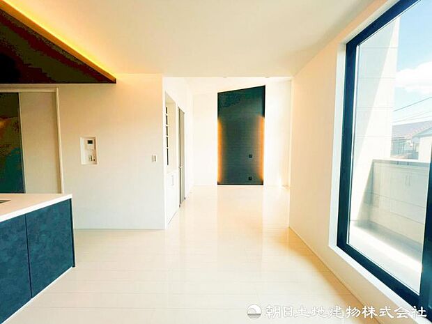 【リビング】通風と採光を考慮したリビングは地域の鼓動を感じながらお寛ぎ頂くことが可能です。