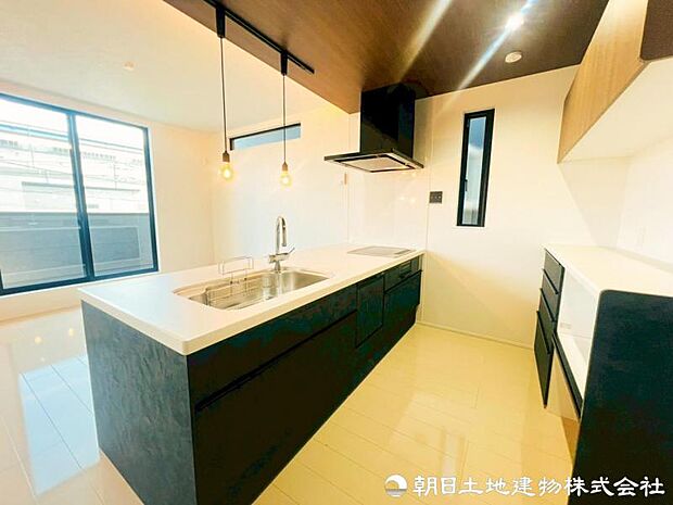 【キッチン】作業スペースを多くとったキッチン。夫婦そろってキッチンに立っても調理がしやすくゆとりある広さ。食器類もすっきりと片付く収納力が期待できます。家事をしながら会話も弾みます。