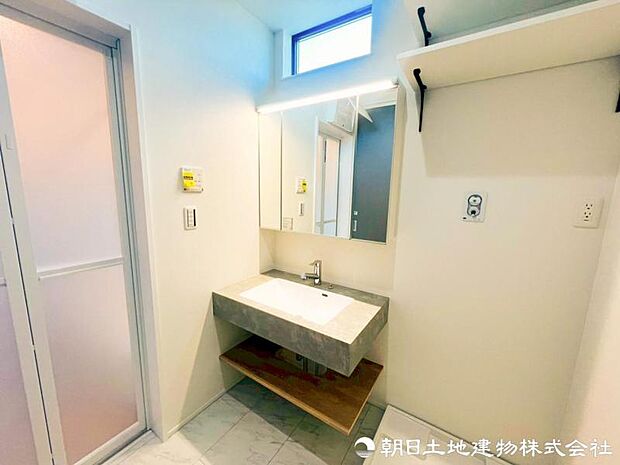 【洗面化粧台】目線に合わせた三面鏡付洗面化粧台を採用しました。三面鏡の裏側には収納棚を確保。