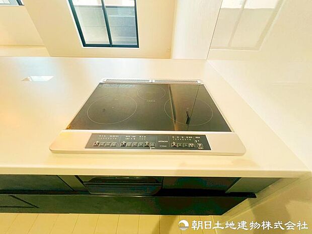 【コンロ】同時にたくさんの料理が調理できます。焼く・蒸す・煮るの工程を同時進行で進めることができるので、凝った料理もまとめて作ることができます。時短にもつながりますね。