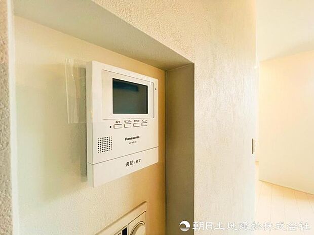 【インターホン】奥様やお子様だけでご在宅が多い方への必需品！突然の来訪も天候や時間帯に関係なく鮮明な画像で確認することが出来ます。