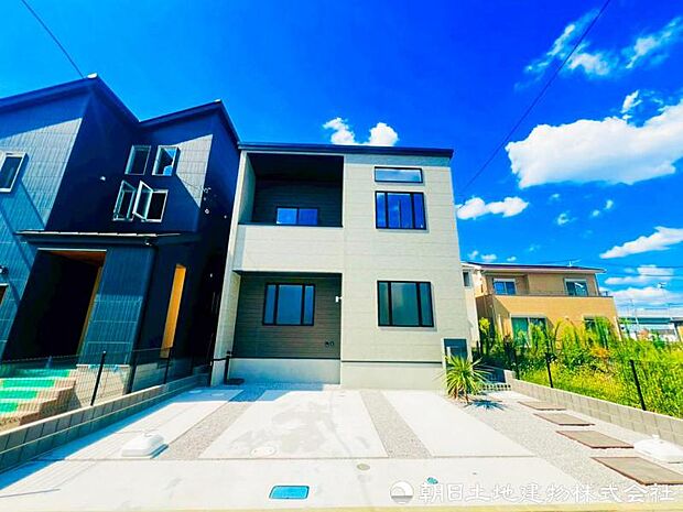 【外観写真】緑に彩られた街区に現出する建物は、ここに住まう方々へ余すこと無く太陽の恵みを届けられるように計画・設計されております。