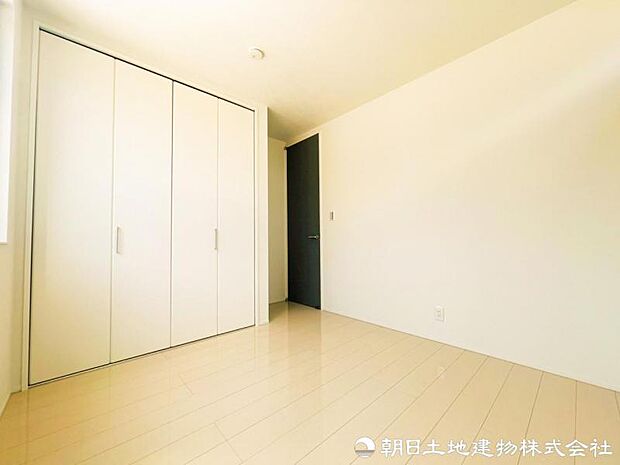 【洋室】家具の配置のし易い室内です。趣味の部屋としても充分な広さを確保しております。