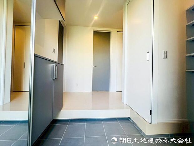 【玄関】毎日通る場所なので、清潔で快適な場所にしたいですね！玄関ホールは、シンプルかつ清潔感のデザイン