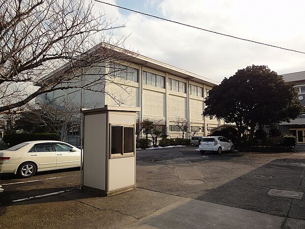 第一小学校、、、約810m