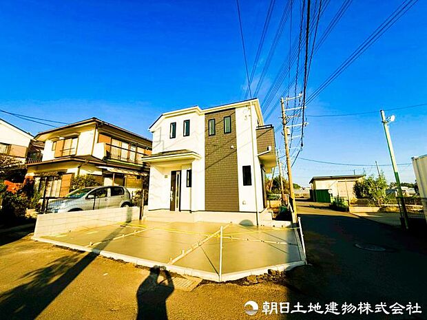 【外観写真】自然の美しさを引き立てる洗練された外観。静かな住宅街に調和する落ち着いた佇まいとなっています。