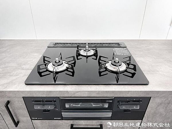 【コンロ】システムキッチンは、料理がしやすい3口コンロを採用。煮ながら、焼きながら、茹でながらストレスなく出来ます。