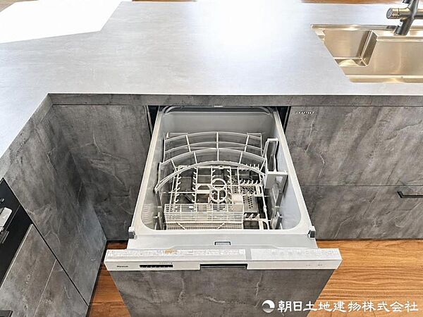 【食洗機】ボタン一つで洗浄から乾燥まで行える食洗機を搭載。家事負担を軽減し、暮らしにゆとりをもたらします。