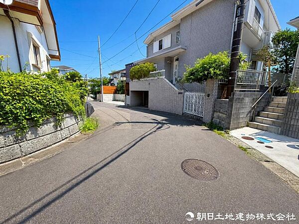 【前面道路】前面道路は車通りも少なくお車の運転が苦手な方も安心ですね。