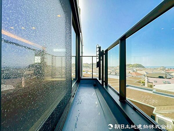 【バルコニー】気持ちのいい空が見渡せる広いバルコニー。爽やかな風を感じて、心躍る素敵な暮らしがはじまります。