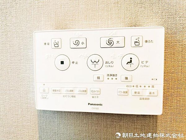 【ウォシュレット】温水洗浄機能と暖房便座を備えたウォシュレットを採用。快適性はもちろん、清潔で安心感のある毎日を支える、暮らしに欠かせない設備です。