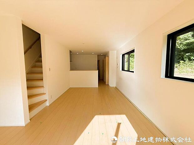 【リビング】太陽に愛された邸は、陽当り・通風に優れた魅力的で快適さを追求した邸宅でした。