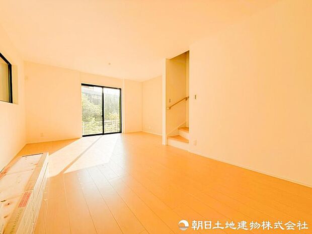 【リビング】リビングは入ってくる風も多く換気も十分にでき、自然光で長く過ごせます