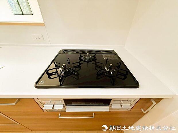 【洗面化粧台】目線に合わせた三面鏡付洗面化粧台を採用しました。三面鏡の裏側には収納棚を確保。