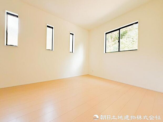 【洋室】大きな窓からたっぷりと陽光が注がれる明るい空間。家族の成長に対応できる永住仕様の間取り。時を忘れて過ごす場所として過ごせるお部屋。
