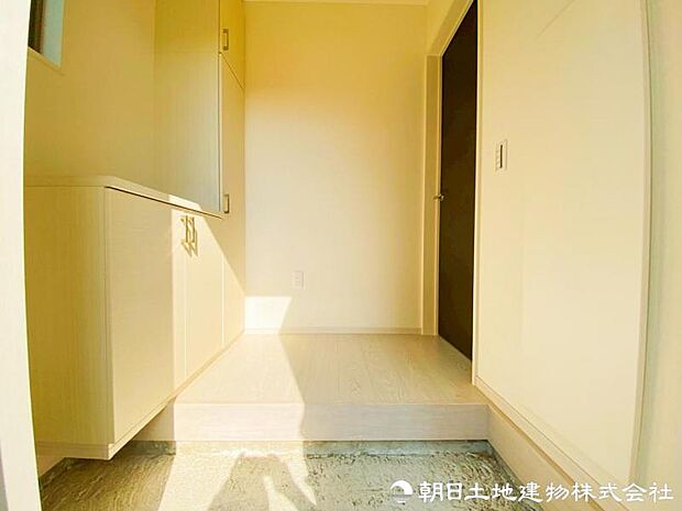 【玄関】家の顔となる玄関。 収納部分を多く採用し、スッキリとした広さを確保出来ました。ゲストを迎え入れても安心の空間です。