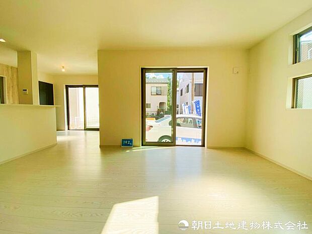 【リビング】太陽に愛された邸は、陽当り・通風に優れた魅力的で快適さを追求した邸宅でした。