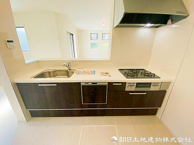 【キッチン】作業スペースを多くとったキッチン。夫婦そろってキッチンに立っても調理がしやすくゆとりある広さ。