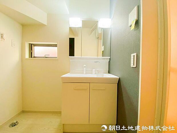 【洗面化粧台】目線に合わせた三面鏡付洗面化粧台を採用しました。三面鏡の裏側には収納棚を確保。